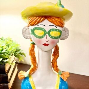 Girl head that can hold earrings